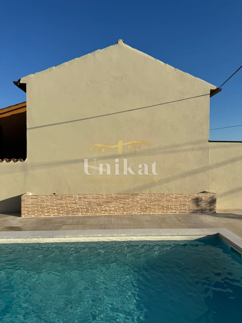 Casa in pietra ristrutturata con piscina